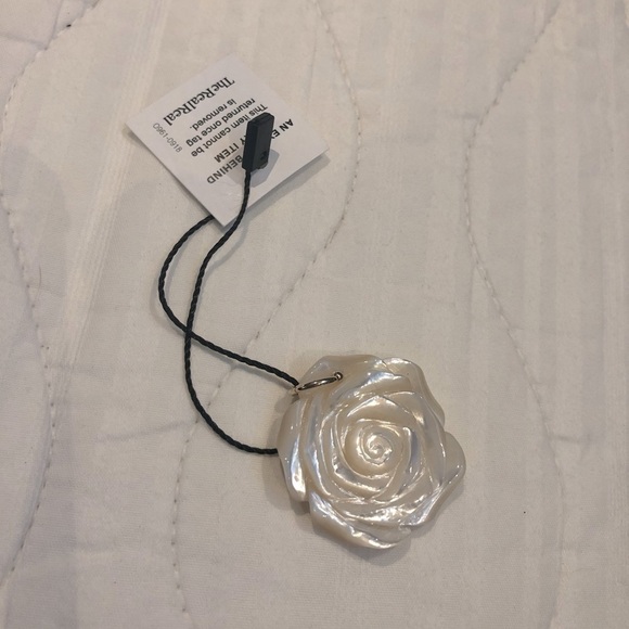 14K Mother of Pearl Rose pendant - Picture 2 of 4